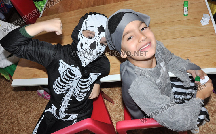 Таралежи и охлюви превърнаха забавачка в есенна гора