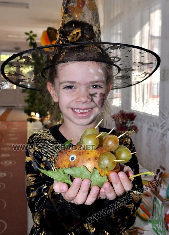 Таралежи и охлюви превърнаха забавачка в есенна гора