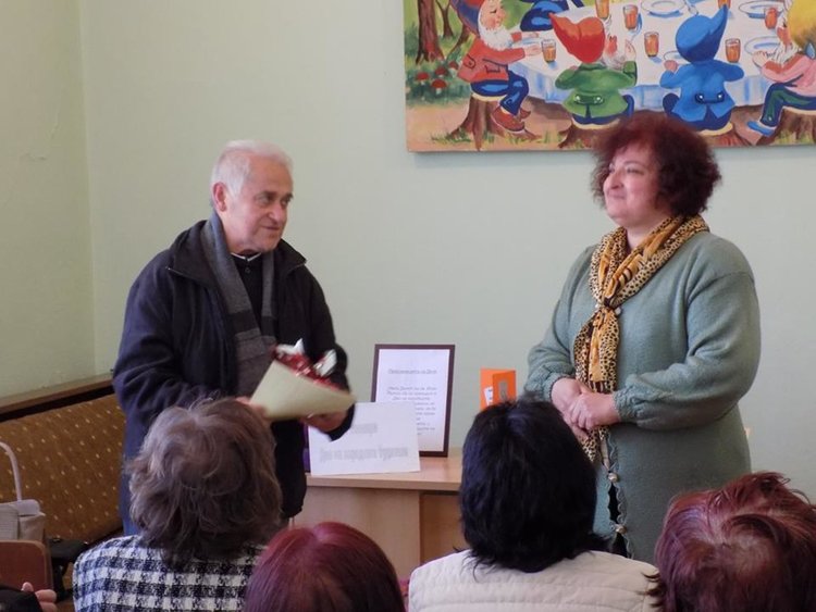 В Дебърското читалище наградиха свои дарители по случай Деня на Народните будители