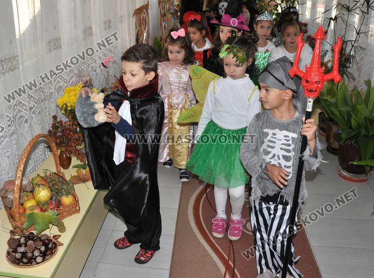 Таралежи и охлюви превърнаха забавачка в есенна гора