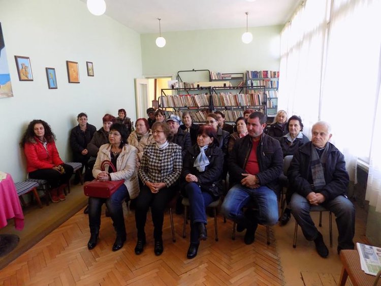 В Дебърското читалище наградиха свои дарители по случай Деня на Народните будители