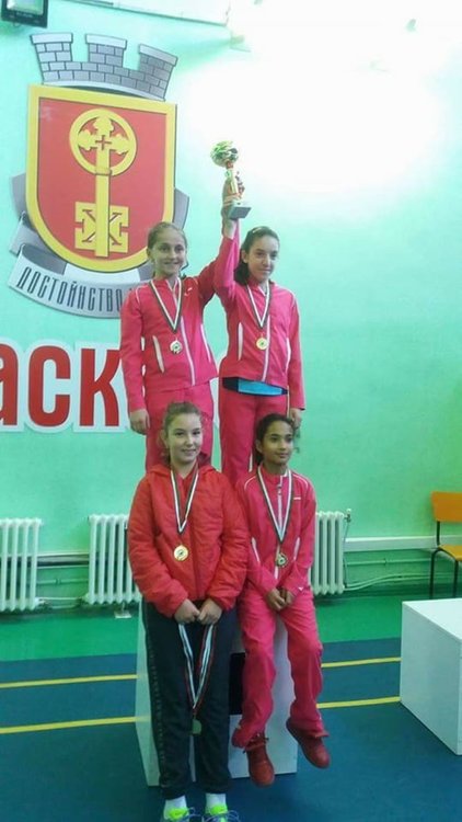 И 13-годишните бадминтонистки се окичиха със злато