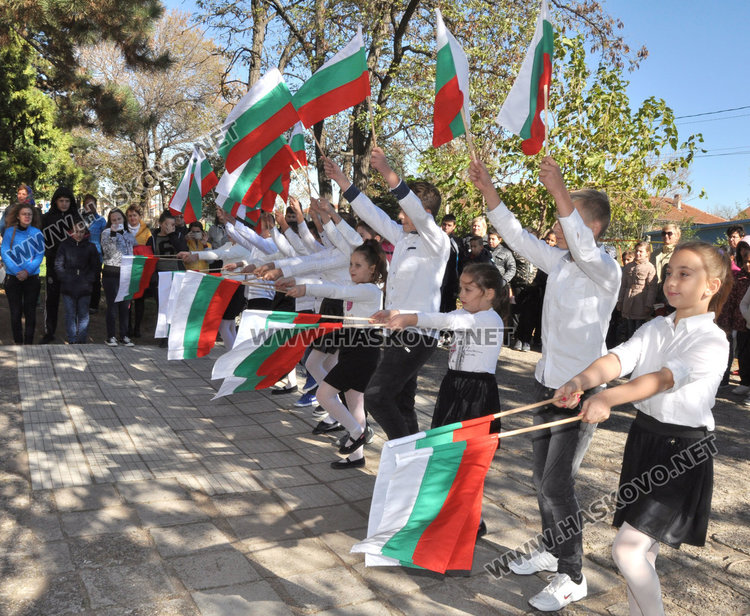 Композиция със знамена и рецитал за Деня на будителите в Конуш
