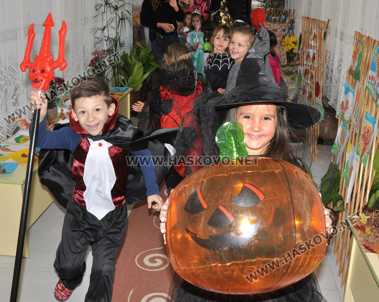 Таралежи и охлюви превърнаха забавачка в есенна гора