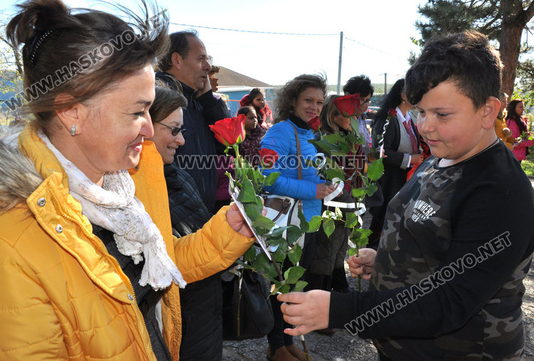 Композиция със знамена и рецитал за Деня на будителите в Конуш
