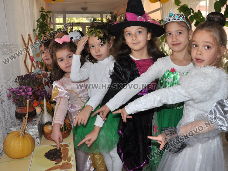 Таралежи и охлюви превърнаха забавачка в есенна гора