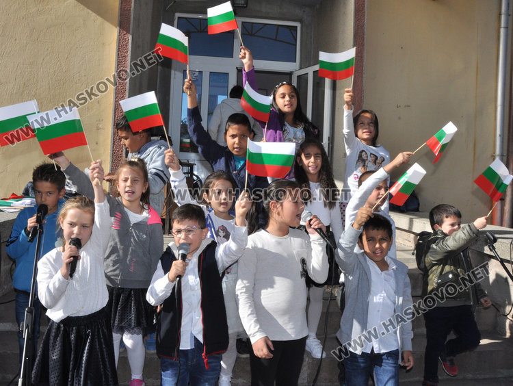 Композиция със знамена и рецитал за Деня на будителите в Конуш