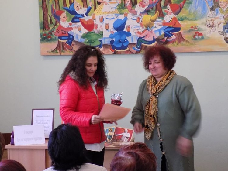 В Дебърското читалище наградиха свои дарители по случай Деня на Народните будители