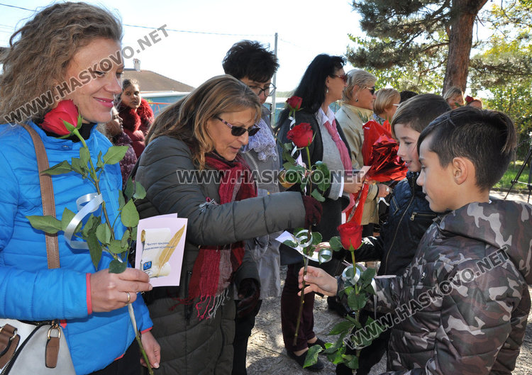 Композиция със знамена и рецитал за Деня на будителите в Конуш