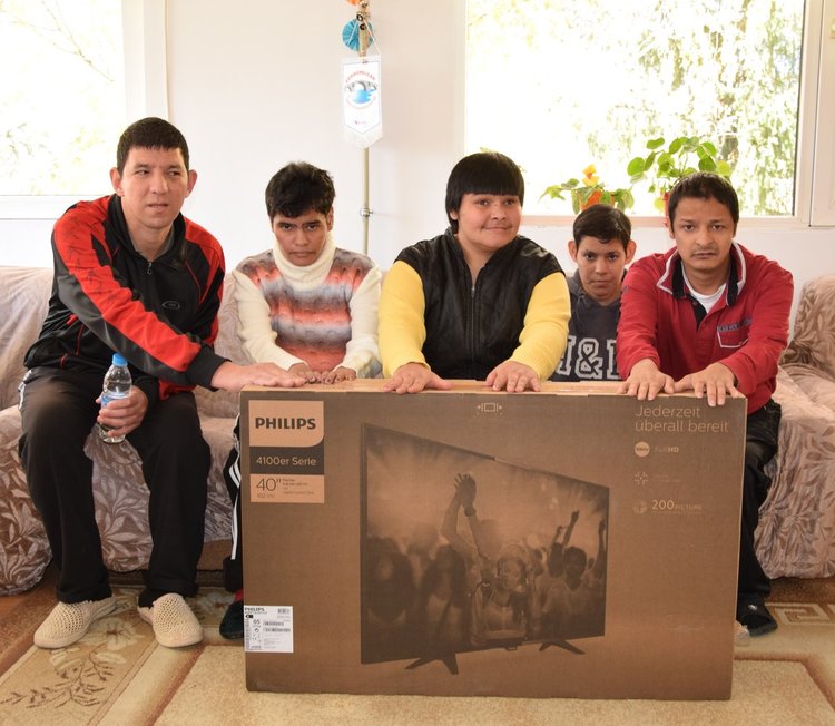 Падинчанин от Канада дари плазмен телевизор и пералня на Защитеното жилище в Ардино