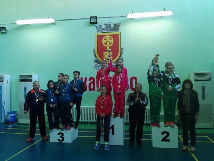 И 13-годишните бадминтонистки се окичиха със злато