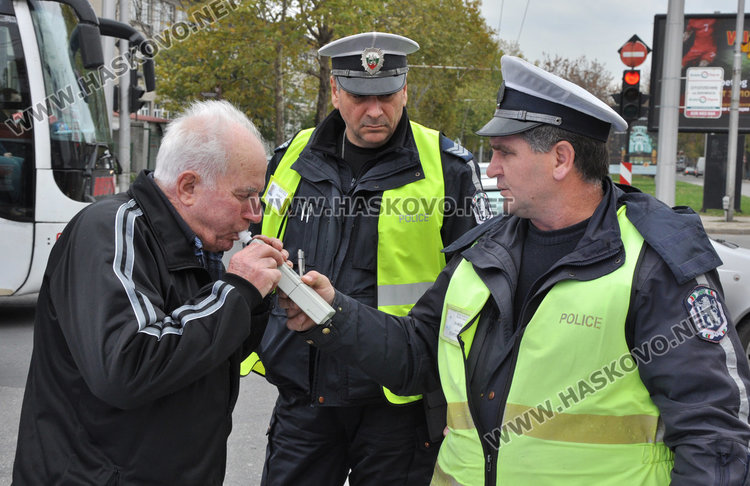 83-годишен шофьор засече младок до Цигарената и обърна колата си