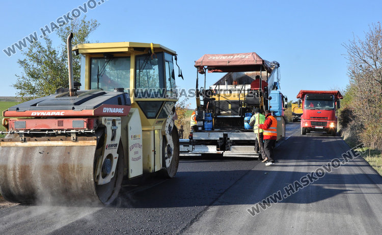 Асфалтират една от най-разбитите отсечки в Хасковско – пътя за Гарваново
