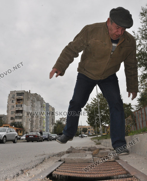 Пенсионери чистят сами шахтите пред блока си на ул. „Ком“