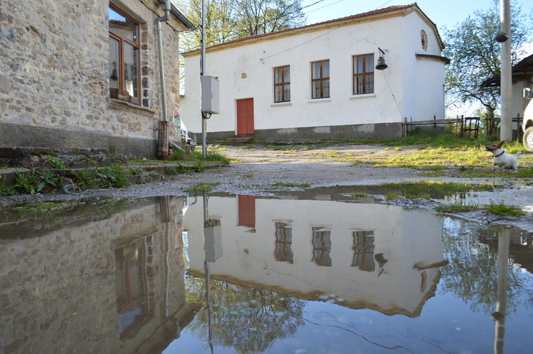 Младежи идват в родопско село, ще строят камбанария на чудодейна църква 