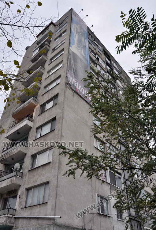 Алпинисти свалиха паното с Богородица на „Раковски“