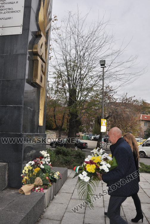 Кмет и областен с отделни церемонии пред паметника на народните будители