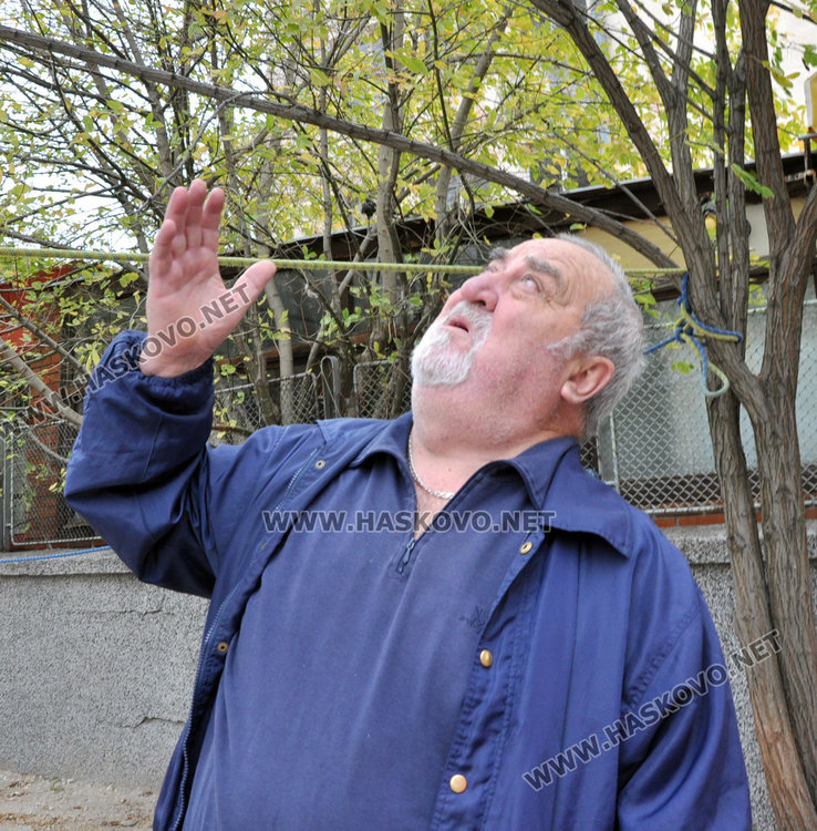 Алпинисти свалиха паното с Богородица на „Раковски“