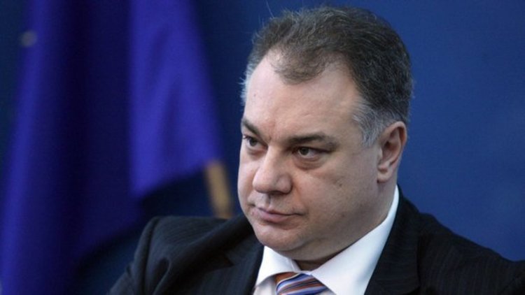 Ненков седна в стола на Петров, но не бил канен за министър