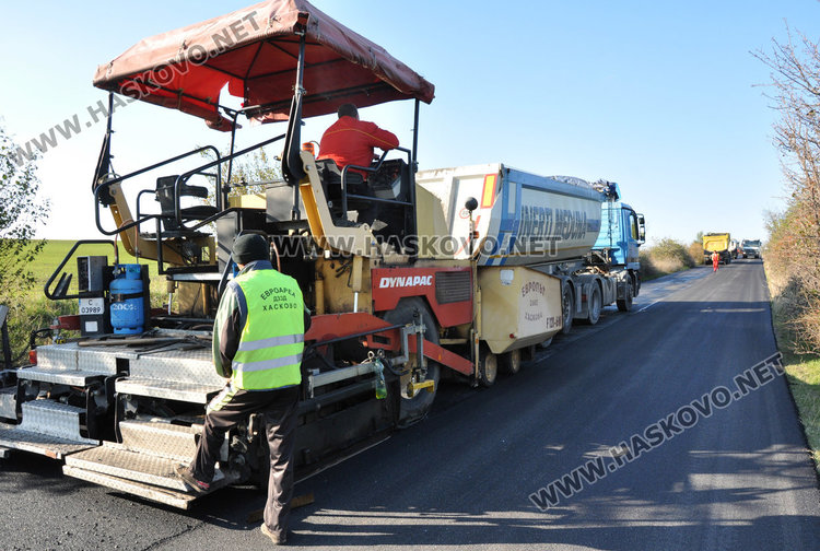Асфалтират една от най-разбитите отсечки в Хасковско – пътя за Гарваново
