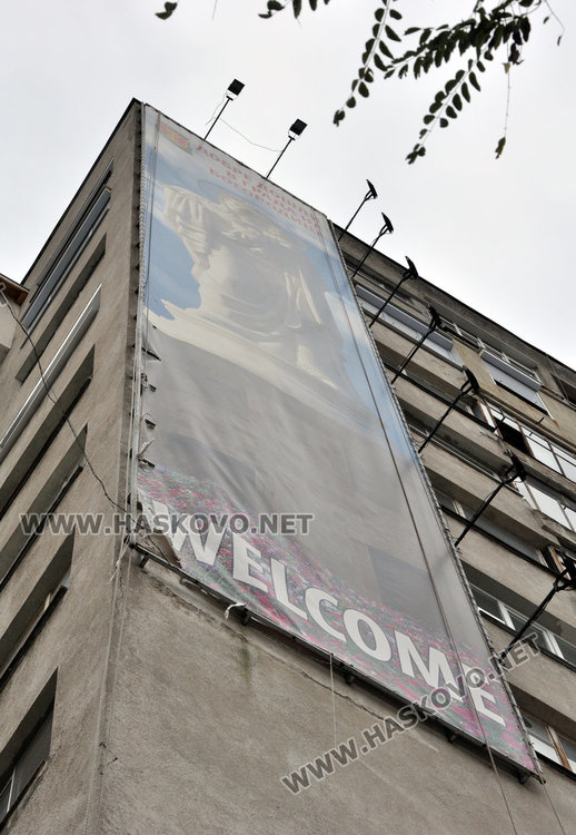 Алпинисти свалиха паното с Богородица на „Раковски“