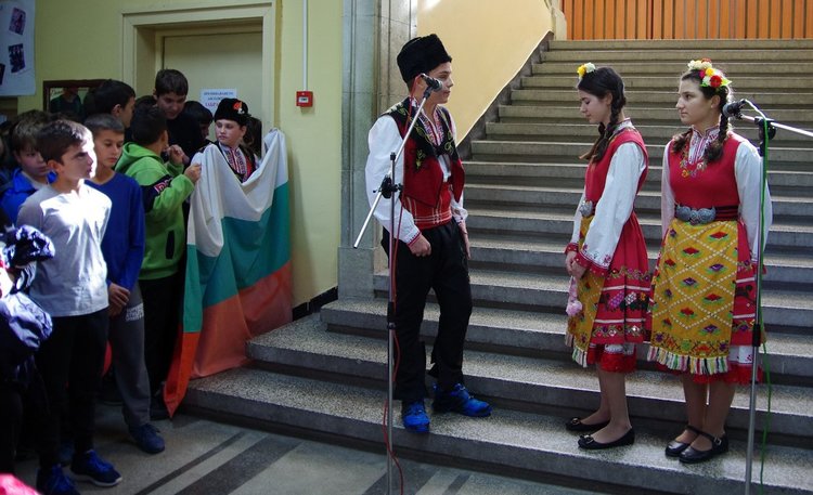 Програма за деня на будители подготвиха възпитаниците на ПМГ "Иван Вазов"