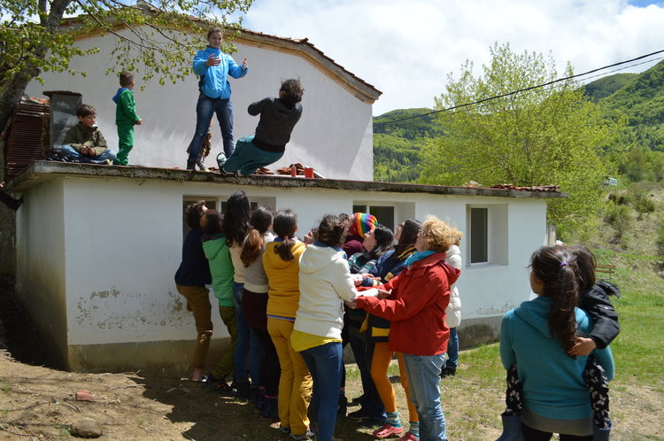 Младежи идват в родопско село, ще строят камбанария на чудодейна църква 