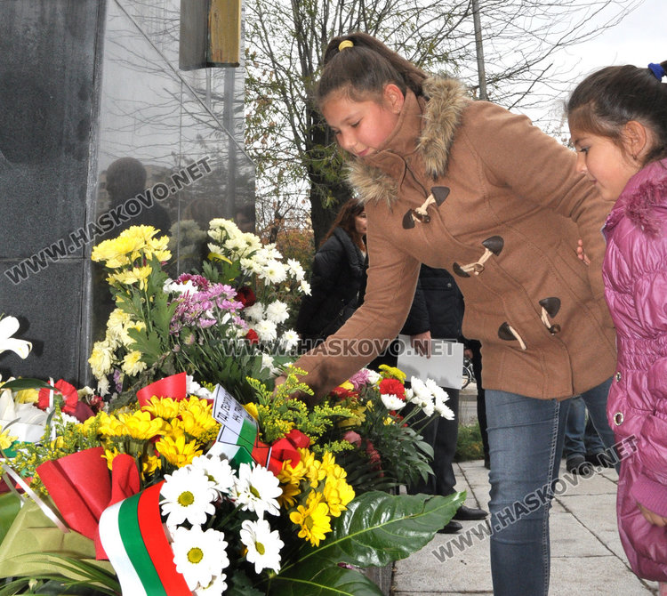 Кмет и областен с отделни церемонии пред паметника на народните будители