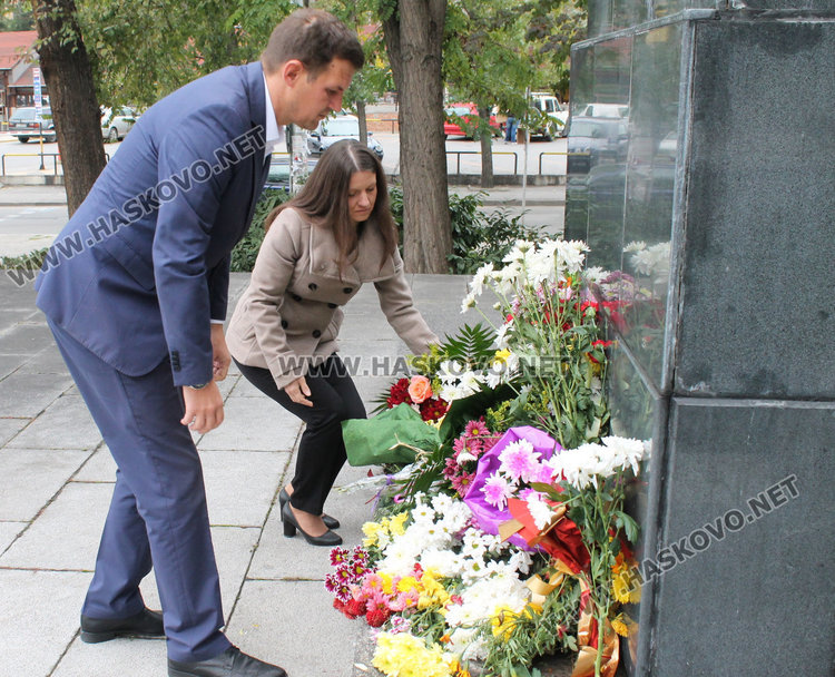 Кмет и областен с отделни церемонии пред паметника на народните будители