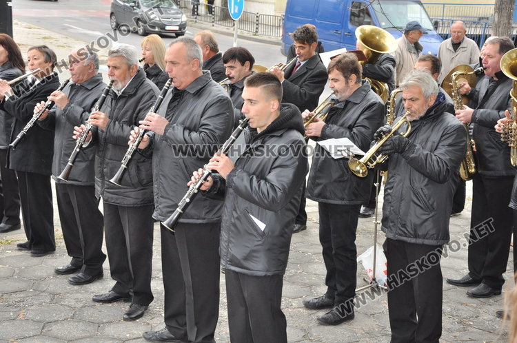 Кмет и областен с отделни церемонии пред паметника на народните будители