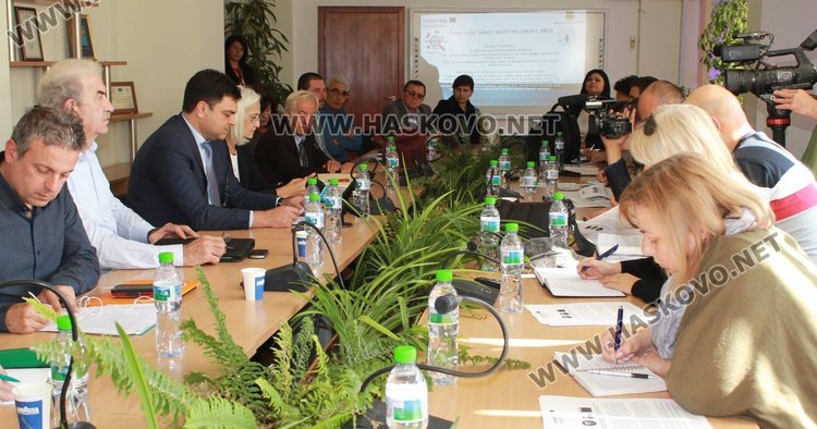 Преглеждат населението в димитровградските села с мобилен медицински център