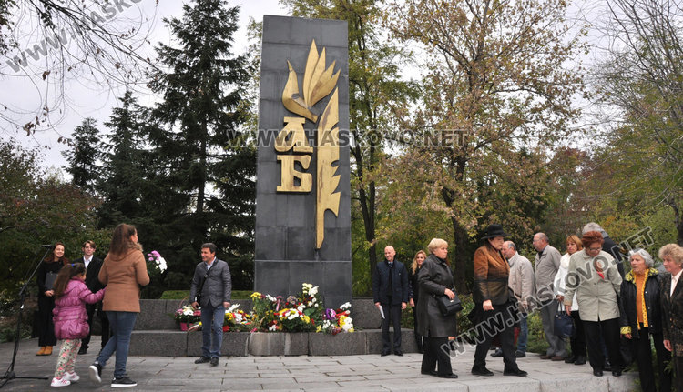 Кмет и областен с отделни церемонии пред паметника на народните будители