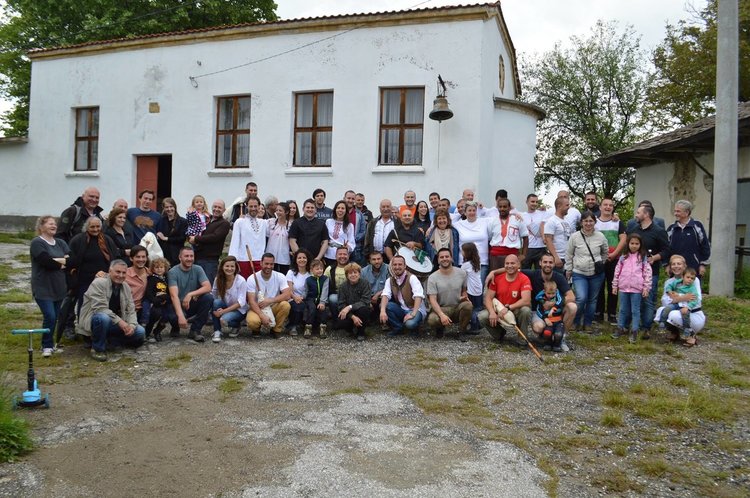 Младежи идват в родопско село, ще строят камбанария на чудодейна църква 