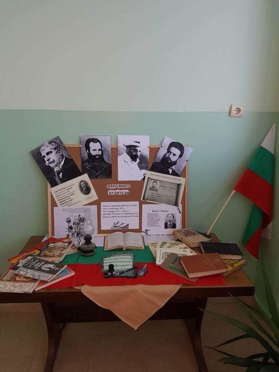 Учениците отбелязаха Деня на народните будители