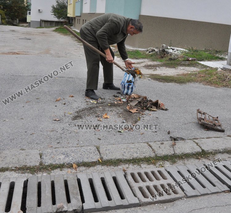 Пенсионери чистят сами шахтите пред блока си на ул. „Ком“
