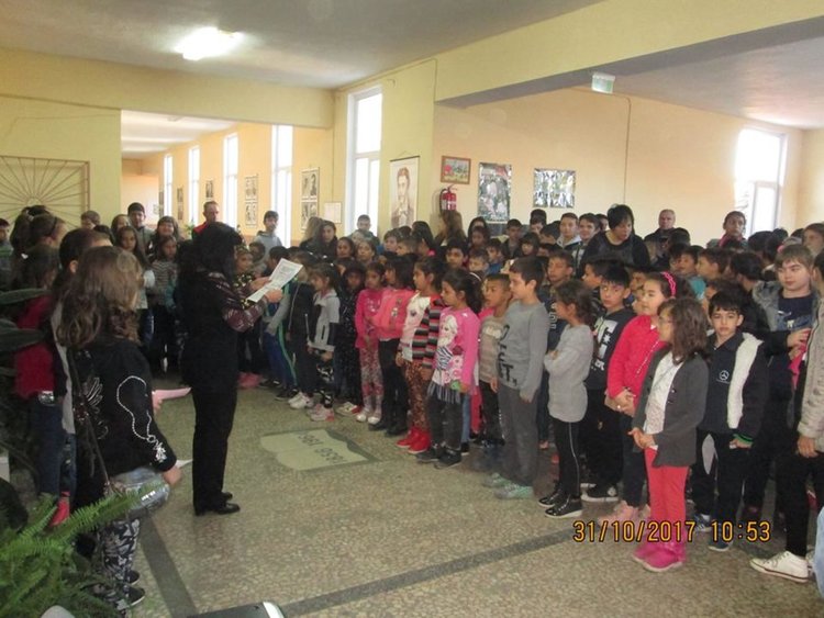 Учениците отбелязаха Деня на народните будители