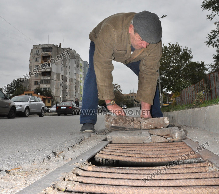 Пенсионери чистят сами шахтите пред блока си на ул. „Ком“