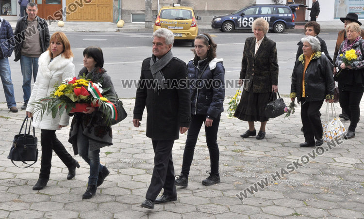 Кмет и областен с отделни церемонии пред паметника на народните будители