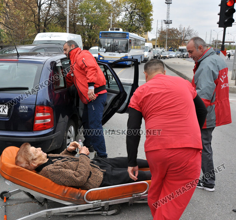 83-годишен шофьор засече младок до Цигарената и обърна колата си