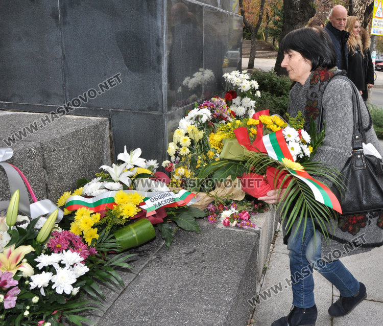 Кмет и областен с отделни церемонии пред паметника на народните будители