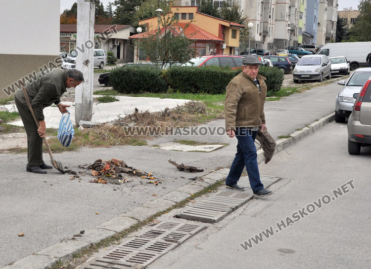 Пенсионери чистят сами шахтите пред блока си на ул. „Ком“