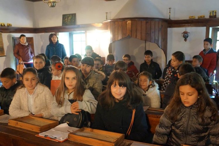 Деца учиха в килийното училище в Деня на народните будители, всички училища в Смолян и областта почетоха празника