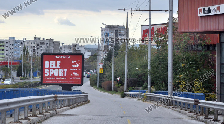 Алпинисти свалиха паното с Богородица на „Раковски“