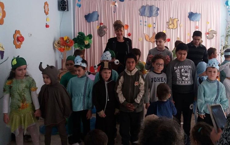 Дневният център за деца с увреждания гостува в градина "Роза"