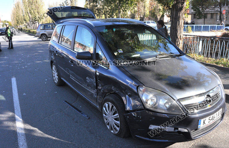 Мерцедес се разби в Опел на „Лебеда“