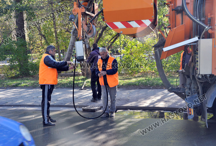 ВиК чисти уличните шахти хоризонтално, а „Екопрогрес“ - вертикално