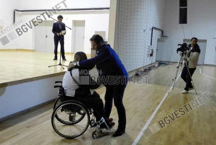 Параолимпиецът Мустафа Юсеинов вдигна на крака Мадан, благотворителен концерт събира средства за операцията му