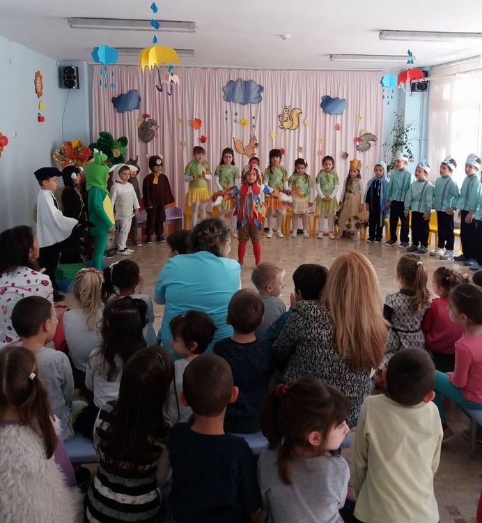 Дневният център за деца с увреждания гостува в градина "Роза"