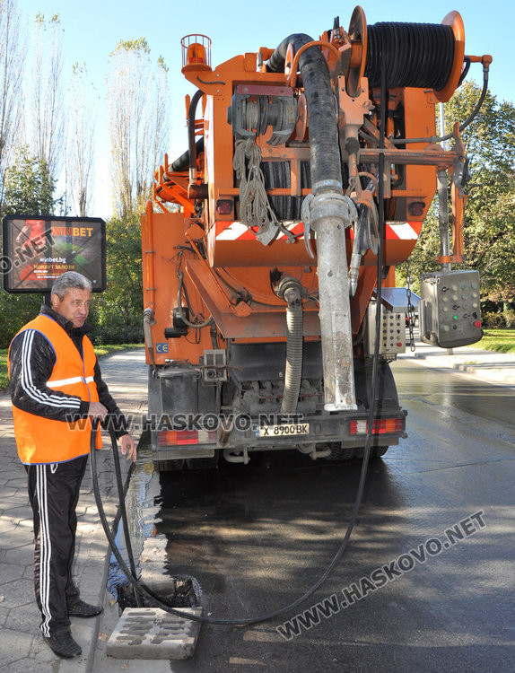 ВиК чисти уличните шахти хоризонтално, а „Екопрогрес“ - вертикално