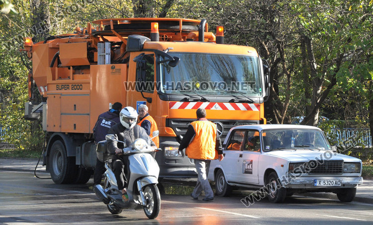 ВиК чисти уличните шахти хоризонтално, а „Екопрогрес“ - вертикално